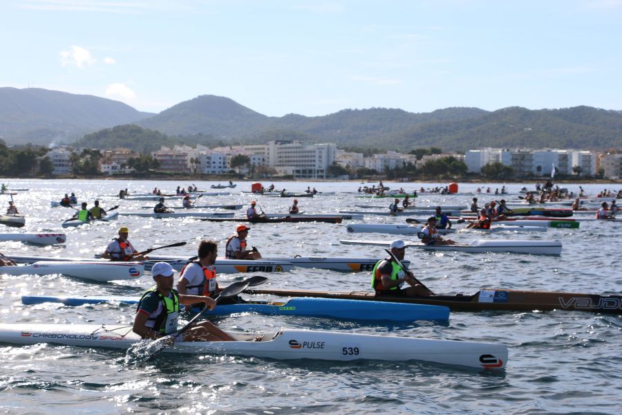 Los palistas de Es Nàutic logran 19 medallas y el triunfo por equipos en la I Copa de Kayak de Mar